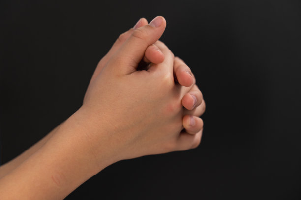 一个青少年的手掌放在黑色背景上。身体部位的特写图片下载