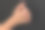一个青少年的手掌放在黑色背景上。身体部位的特写图片下载