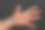 一个青少年的手掌放在黑色背景上。身体部位的特写图片下载