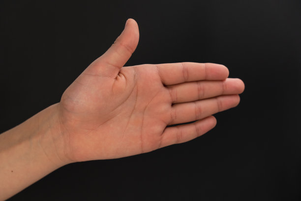 一个青少年的手掌放在黑色背景上。身体部位的特写图片下载