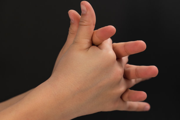 一个青少年的手掌放在黑色背景上。身体部位的特写图片下载