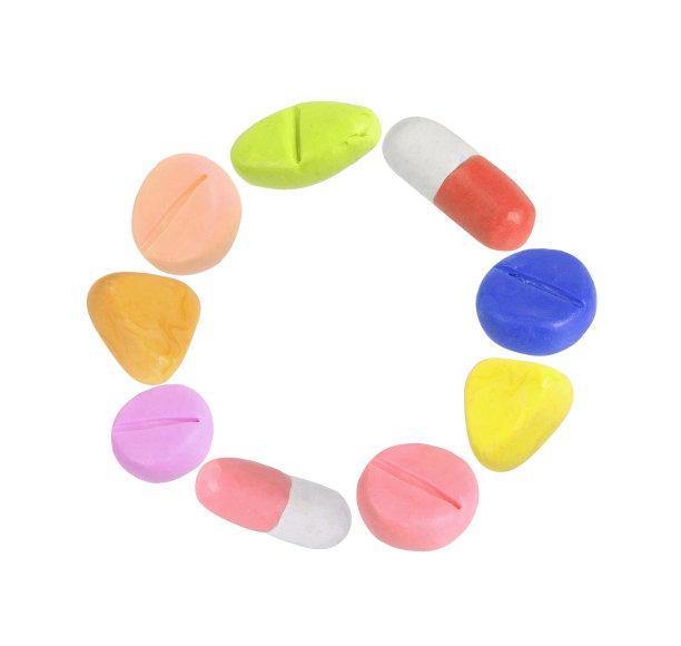 微型药物模型以字母排列，孤立在白色背景上图片下载