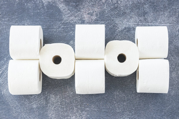 柔软的白色卫生纸卷在黑色的背景上图片下载