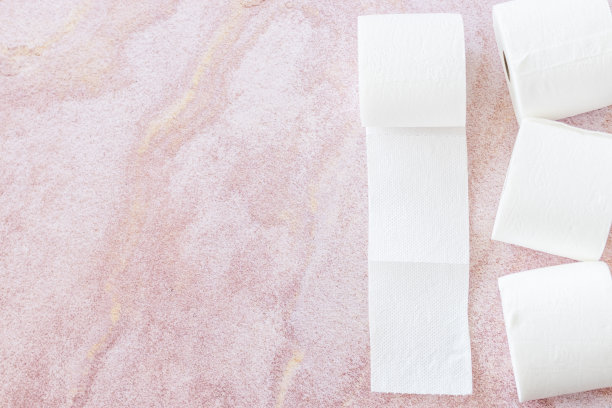 粉色背景的白色卫生纸卷图片下载