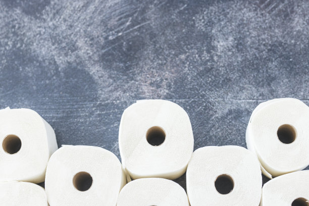 柔软的白色卫生纸卷在黑色的背景上图片下载