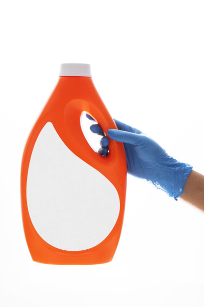 手握橡胶防护手套，手持洗涤剂处理不同表面图片下载