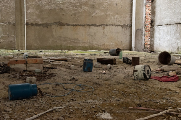 老分散菜肴。机库里的旧桶和器具。来自苏联时期的菜肴。切尔诺贝利附近废弃的旧机库。图片下载