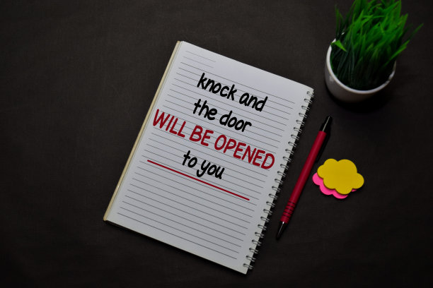 在隔绝在办公桌上的一本书上写作。基督教信仰的概念图片下载