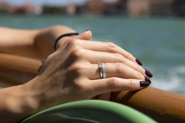 戴着结婚戒指的女孩的手，婚礼幸福家庭概念图片下载