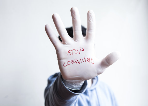 戴手套发出冠状病毒警告通知的医生(covıd-19)图片下载