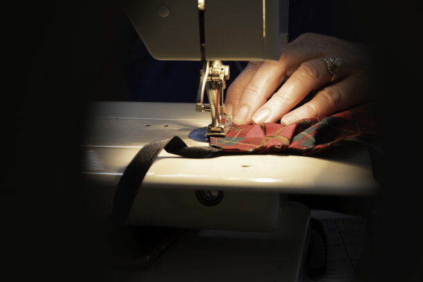 妇女自制口罩做冠状病毒准备图片下载