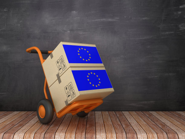 手卡车和纸板盒在黑板和欧洲旗- 3D渲染图片下载