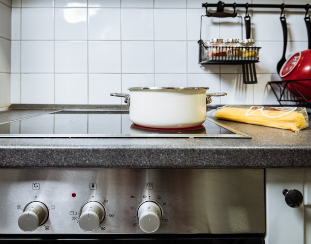 在炉子上做饭图片下载