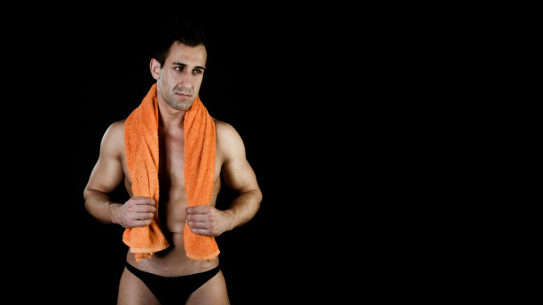 淋浴后的年轻迷人男子图片下载