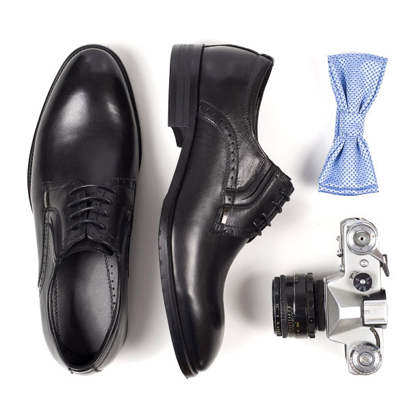 一套男性时尚的衣服在白色的背景图片下载