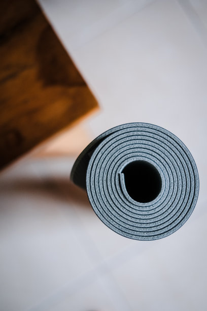 粉彩卷瑜伽垫在白色的背景图片下载