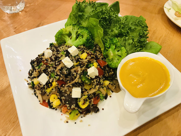 藜麦沙拉配柳木蘑菇和混合蔬菜配南瓜沙拉酱。图片下载