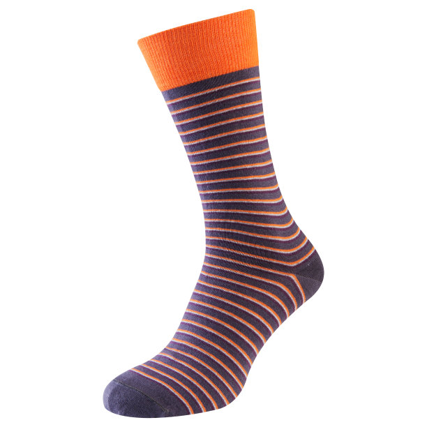 白色背景上有橙色松紧带的宽松条纹短袜图片下载