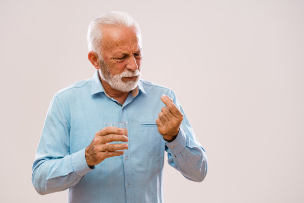 老年人吃药图片下载