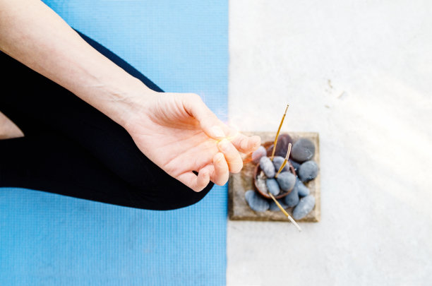 女人手和手指禅宗冥想图片下载