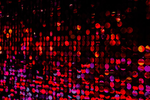 迪斯科墙的背景是红色霓虹灯led点灯图片下载