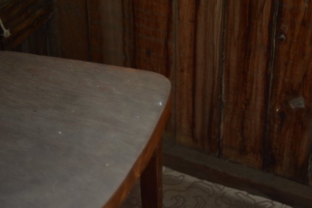 旧木板和一把木椅透过太阳神镜头图片下载