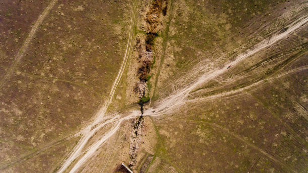 鸟瞰图上的路径之间的空旷的田野。图片下载