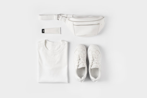 时尚平躺与白色t恤、运动鞋、腰包和配饰，单色概念图片下载