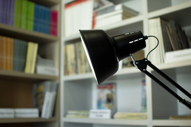 书房里有灯。背景是书架。图片下载