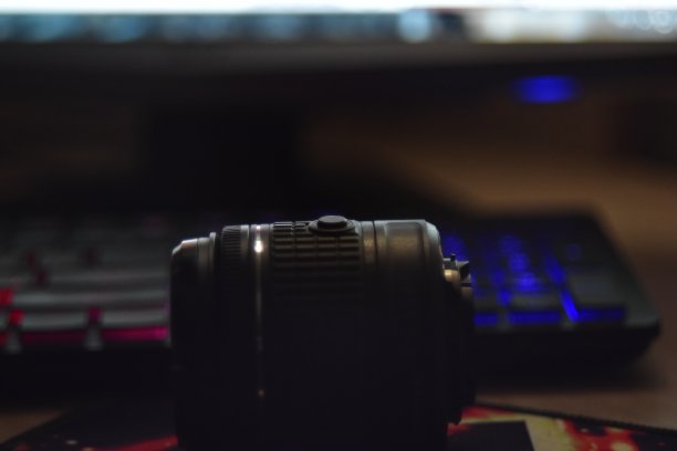 暗室里键盘背景上的镜头图片下载