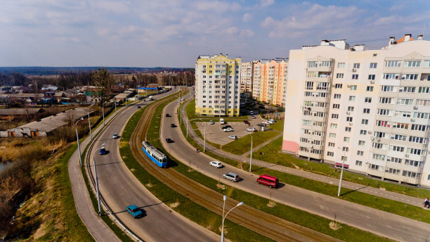 早春城市建筑鸟瞰图。图片下载