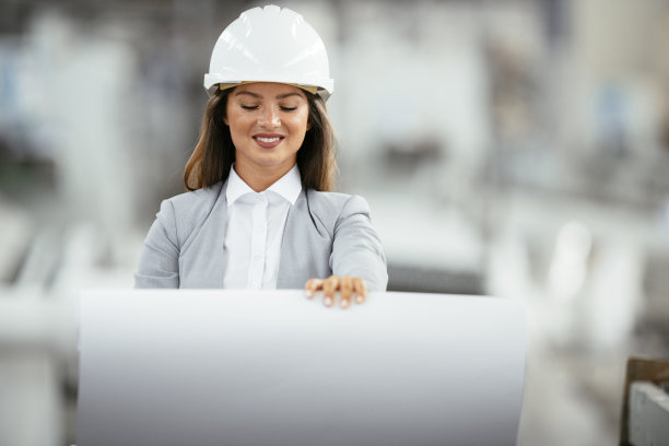 女工程师在工厂进行常规质量控制图片下载