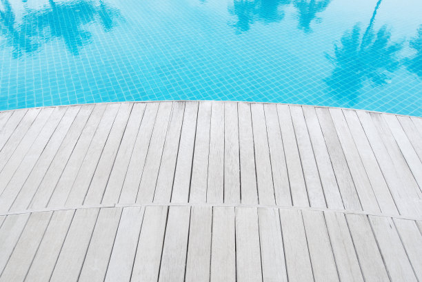 游泳池旁边的木地板图片下载
