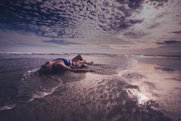 海中波浪浴图片下载
