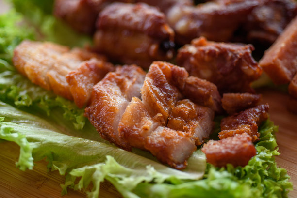 近距离观看五花肉和生菜图片下载