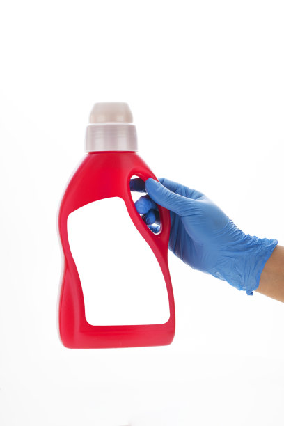 手握橡胶防护手套，手持洗涤剂处理不同表面图片下载