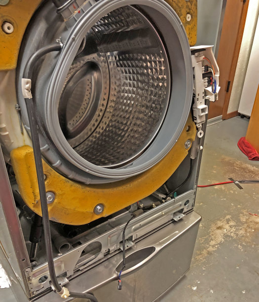 大流行期间DIY洗衣机维修图片下载