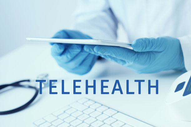 医生用平板电脑发送远程医疗信息图片下载