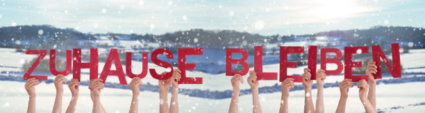 人们手牵着手，呆在家里意味着呆在家里，下雪的背景图片下载