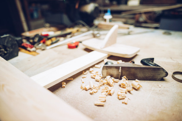 木匠的办公桌上有飞机模型图片下载