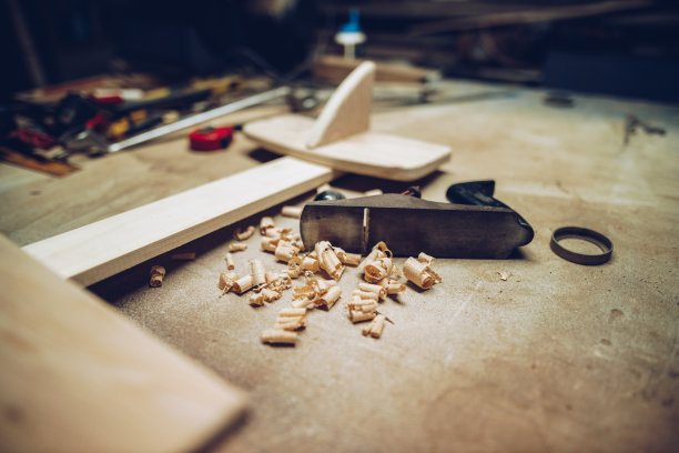 木匠的办公桌上有飞机模型图片下载