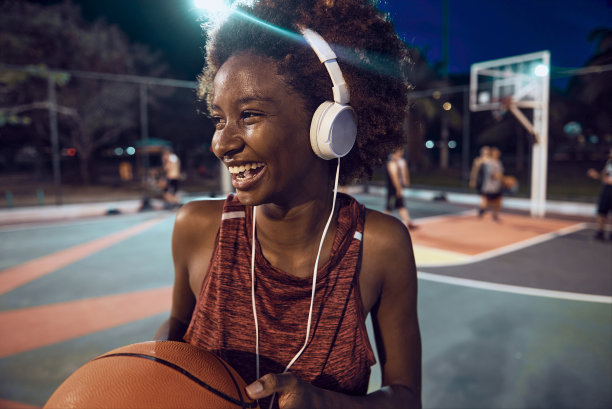 自信的女篮球运动员图片下载