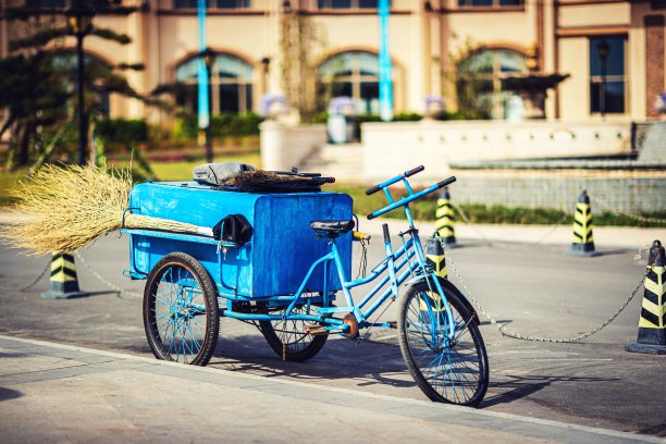 城市街道清洁车。三轮车图片下载
