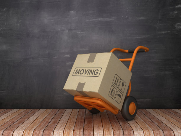 手卡车和纸板盒移动标签在黑板上- 3D渲染图片下载