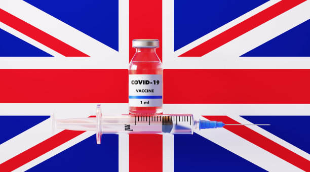 英国国旗上的COVID-19疫苗和注射器图片下载