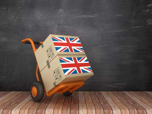 手卡车和纸板盒与英国国旗在黑板上- 3D渲染图片下载