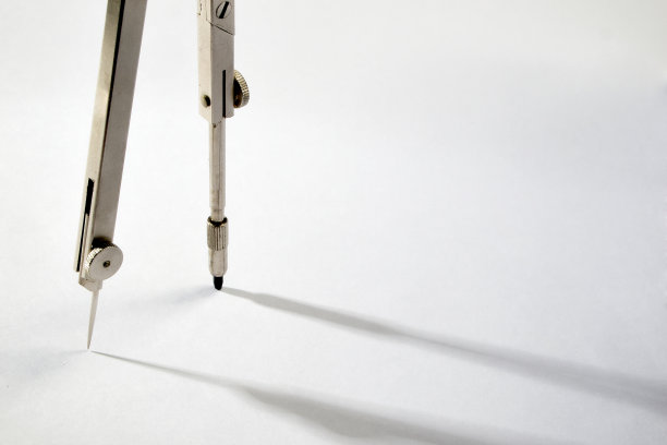 在纸上投射阴影的金属隔板图片下载