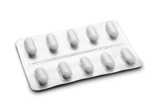 药丸在铝吸塑包装孤立在白色背景。图片下载