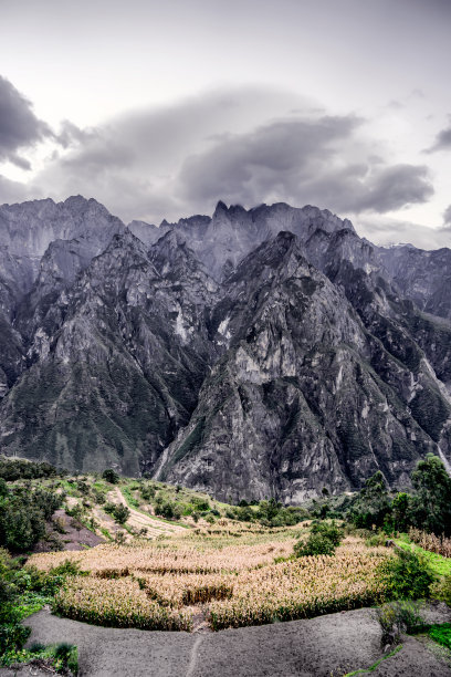 玉龙雪山的全景是在虎跳峡徒步旅行的步道，云南丽江，中国图片下载