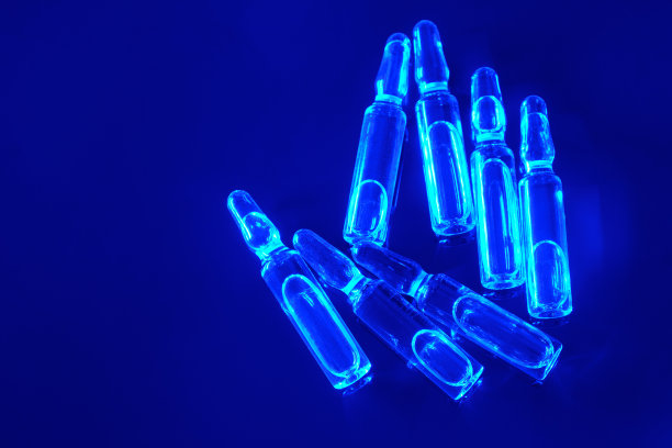 蓝色背景上的抗病毒药物。图片下载